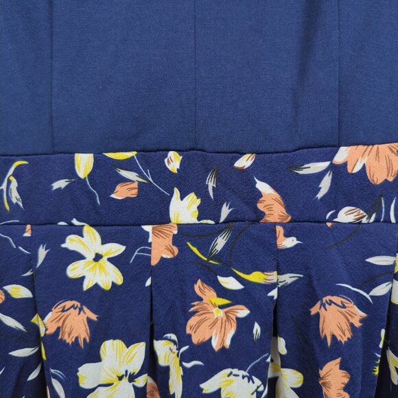 Keyhole Floral Dress with Pockets - Picture 4 of 9